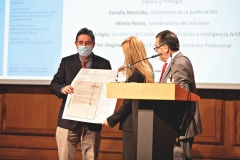 Entrega del Manifiesto al director del Instituto Cervantes, Luis García Montero